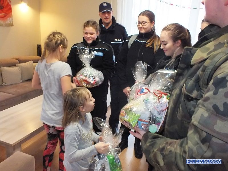 Głogowscy uczniowie poszli z prezentami do dzieci