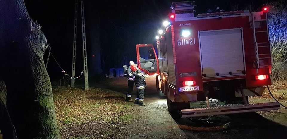 Komin w ogniu. Nocna akcja strażaków (FOTO)