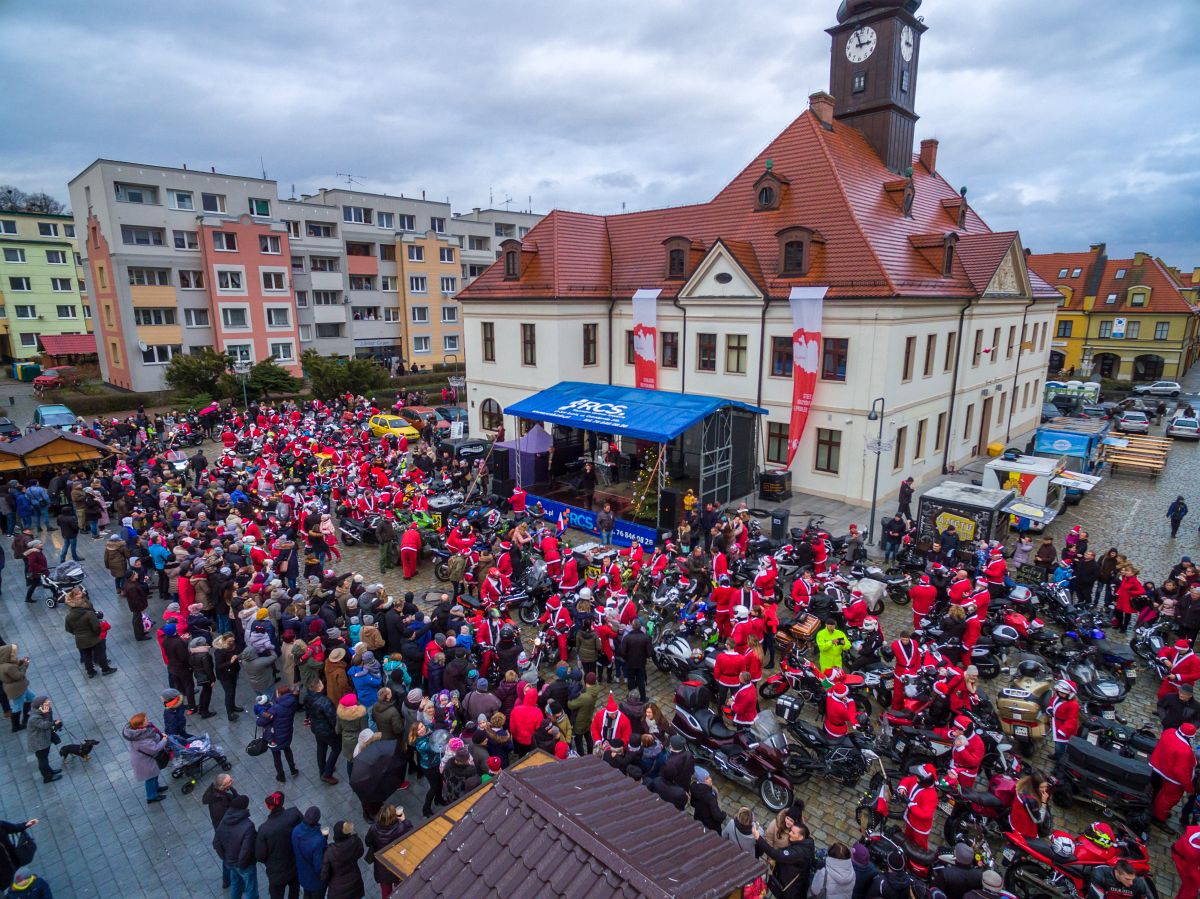 Ryk ponad stu maszyn, czyli Mikołaje na motocyklach (FOTO)