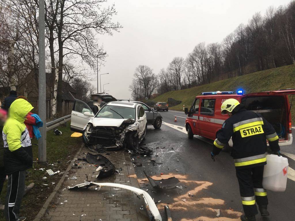 Czołowe zderzenie na krajowej „trójce”. Cztery osoby w szpitalu (FOTO)