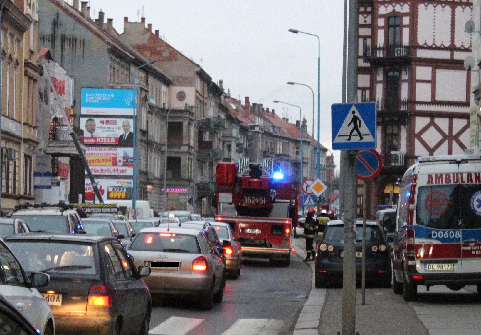 Staruszka sparaliżowała ruch na Złotoryjskiej (FOTO)