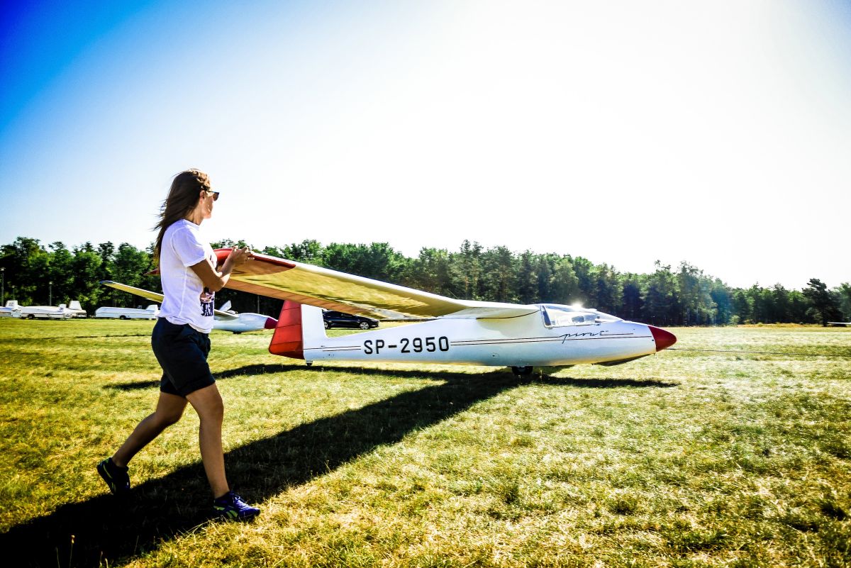Poszybuj w chmurach – aeroklub szkoli przyszłych pilotów