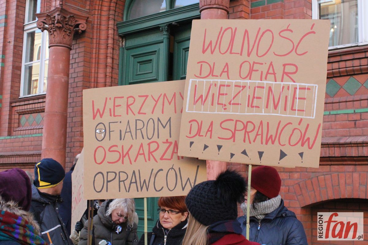 „Dobrzy chłopcy nie gwałcą” – manifestacja pod sądem (WIDEO)
