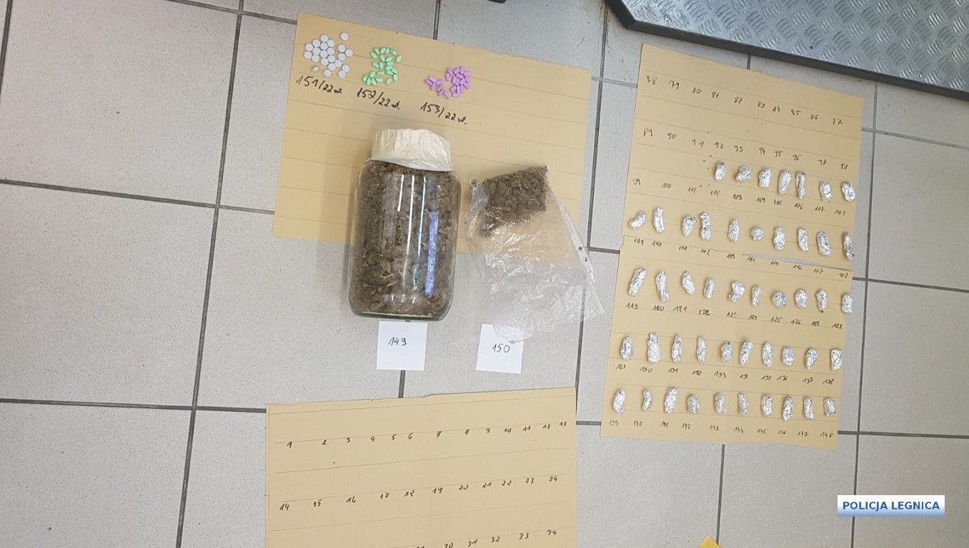 W mieszkaniu miał kilogram marihuany i 66 tabletek ecstasy (FOTO)