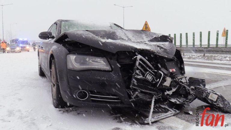 Ślisko na A4! Bus wpadł do rowu, osobówka uderzyła w tira (FOTO, WIDEO)
