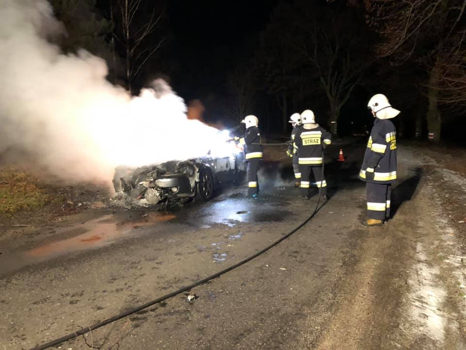 Wyjechali do pożaru trawy, a zastali płonące auto