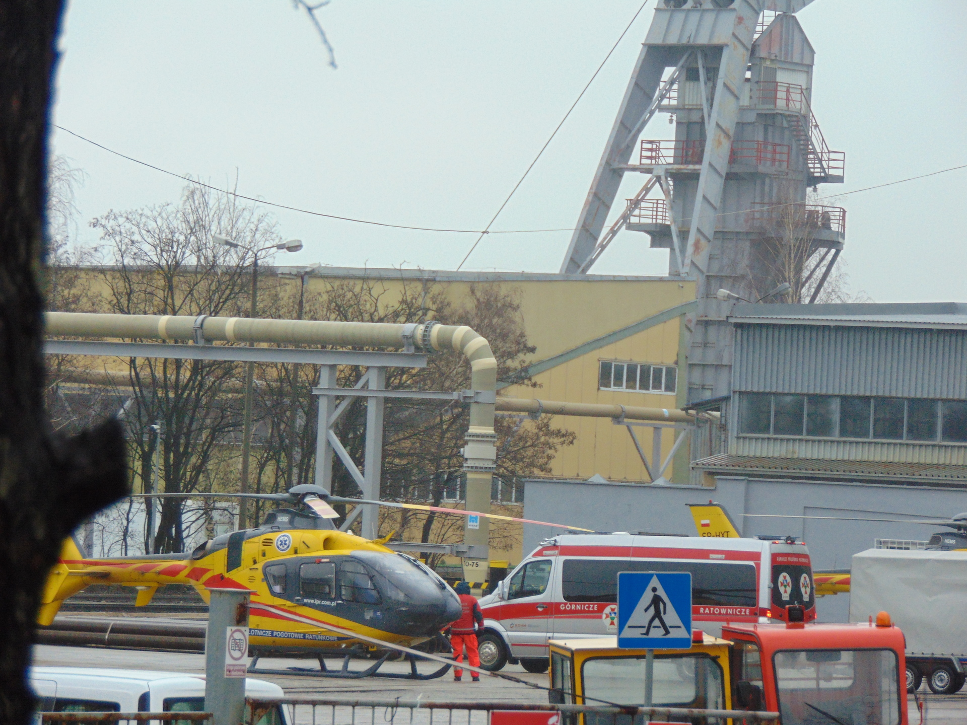 Akcja ratownicza w ZG „Rudna”. Zginął górnik. Są ranni (AKTUALIZACJA)