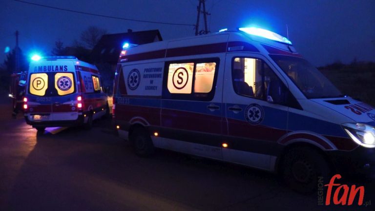 Rover uderzył w drzewo, jest osoba poszkodowana (FOTO, WIDEO)