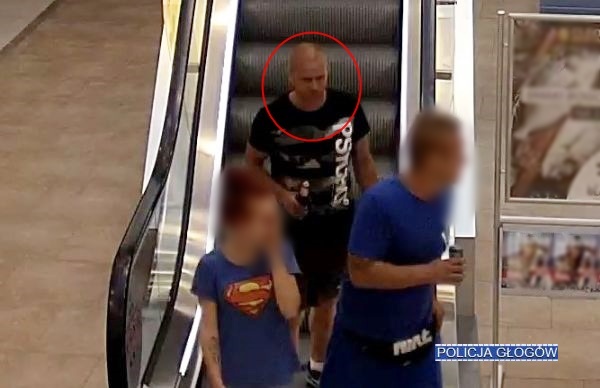 Wyżył się na manekinie. Szuka go głogowska policja