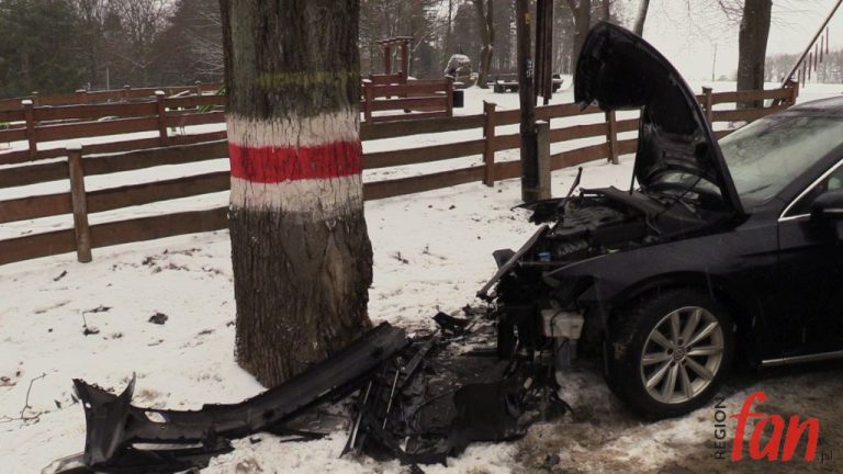 Volkswagen wbił się w drzewo (FOTO, WIDEO)