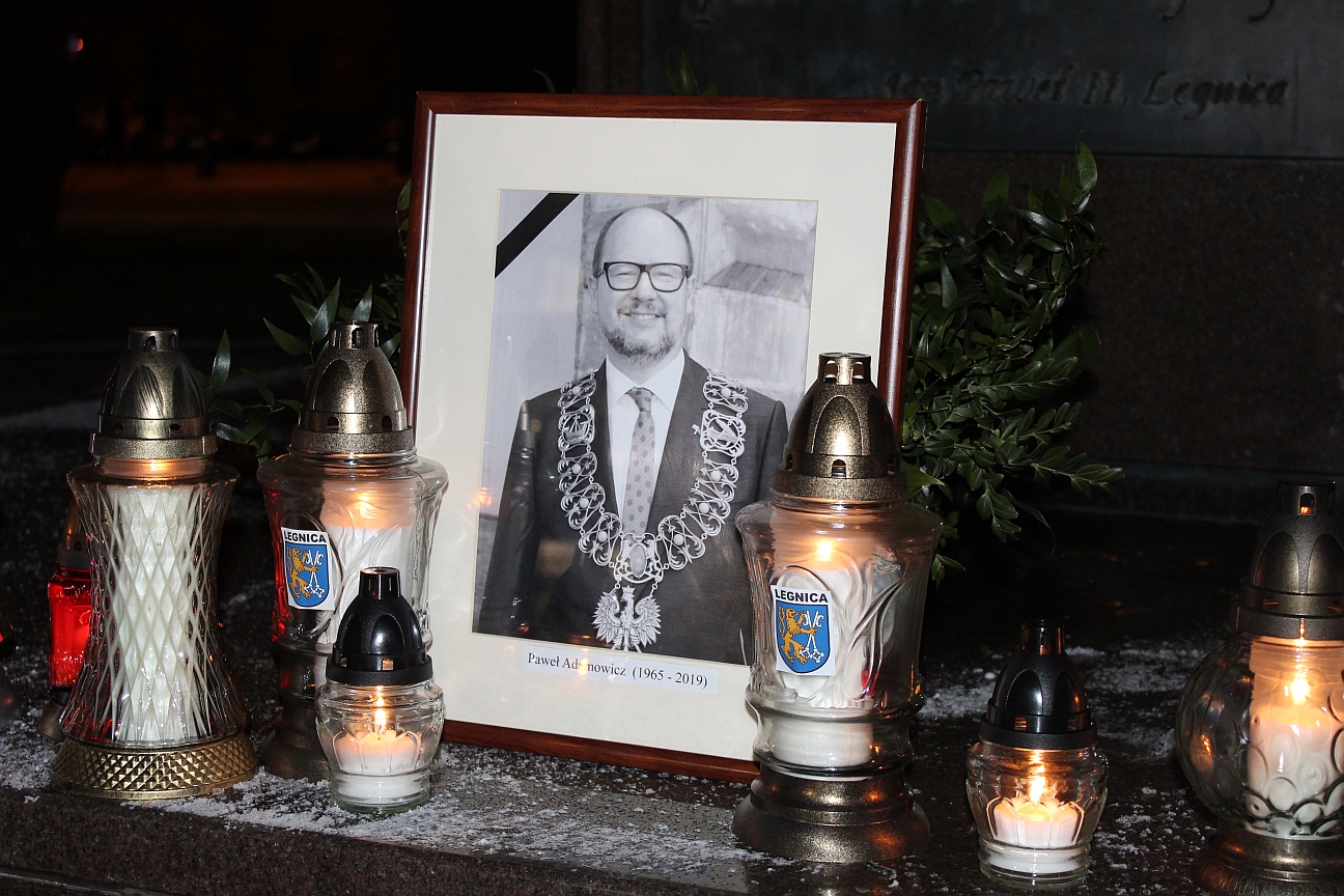 Legniczanie uczcili pamięć Pawła Adamowicza (FOTO)