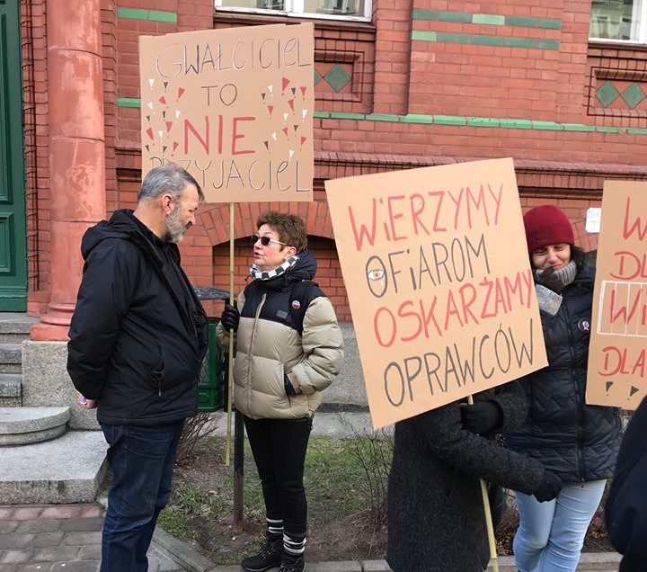 Gwałt w Biedrzychowej: Trwa rozprawa, a przed sądem pikieta (FOTO)