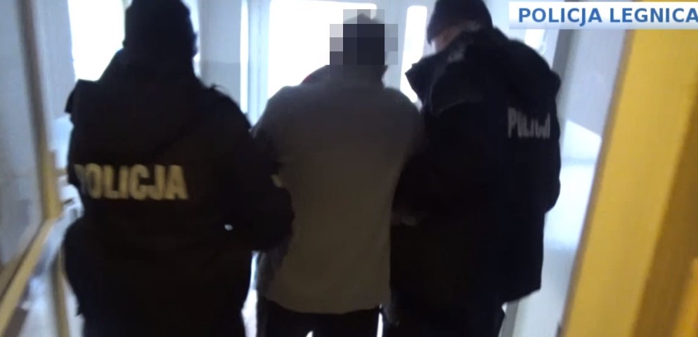Z maczetą napadł na bank. Jest już w rekach policji (WIDEO)