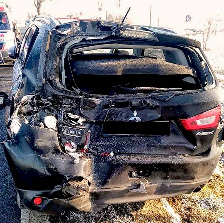 Autobus najechał na osobówkę. Jedna osoba w szpitalu (FOTO)