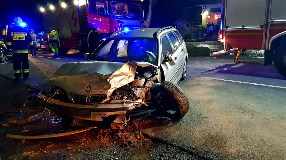 Zderzenie na wojewódzkiej. Dwie osoby uwięzione w aucie (FOTO)