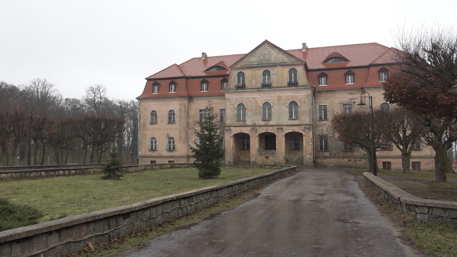 Ile potrwa remont pałacu w Jerzmanowej? (WIDEO)