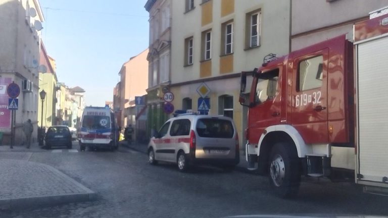 Pożar auta i dramatyczne sceny w kamienicy