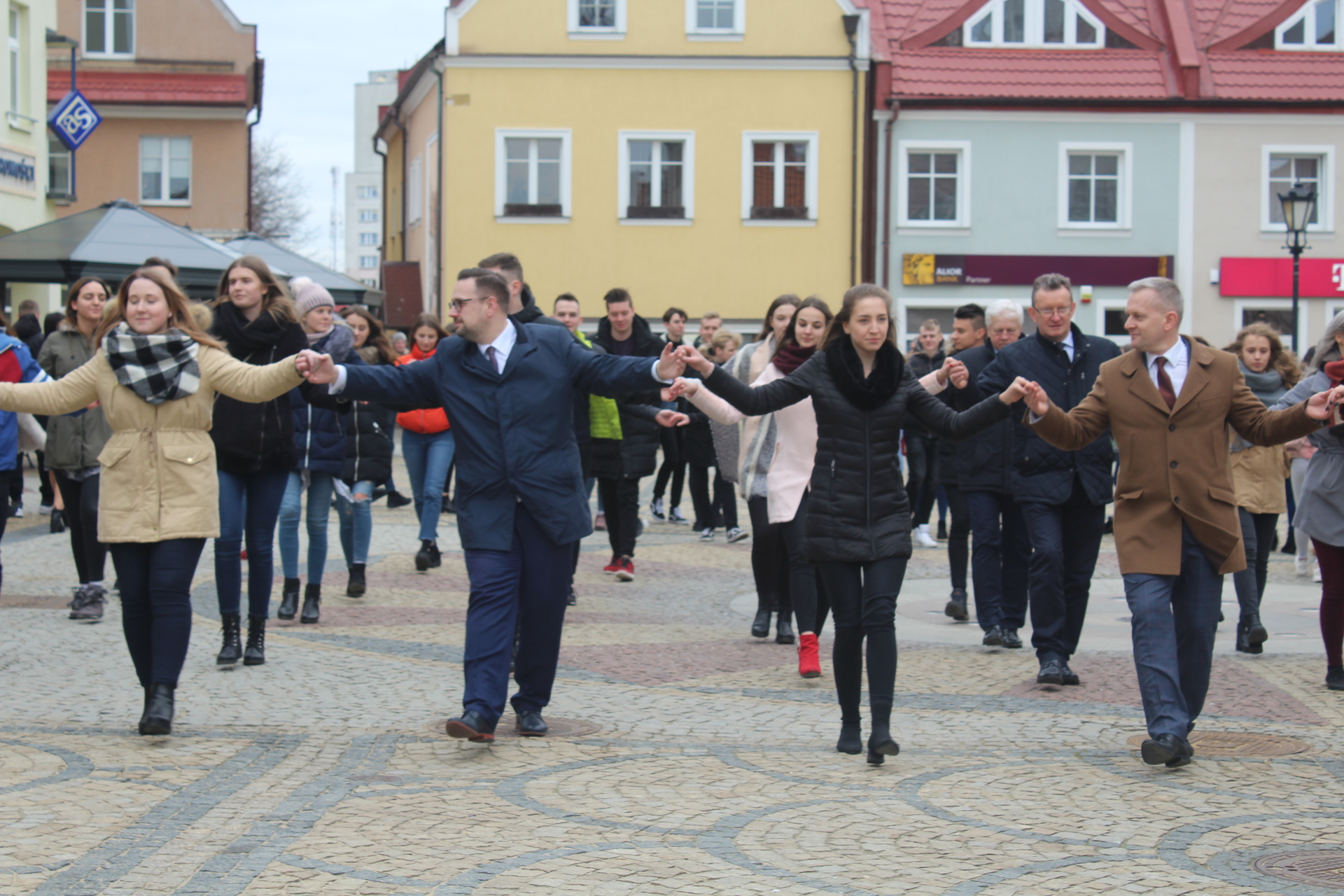 Zatańczyli poloneza w polkowickim Rynku (WIDEO, FOTO)