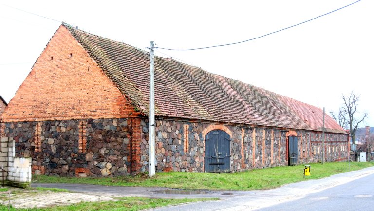 Ze starej obory zrobią świetlicę z kręgielnią