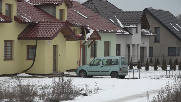 Bałagan z wiejskimi adresami – 50 domów pod jednym numerem (WIDEO)