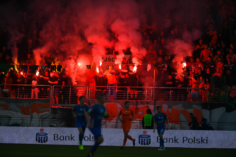 Zagłębie surowo ukarane za pożar na trybunach