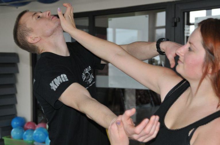 Nauczą kobiety, jak się bronić