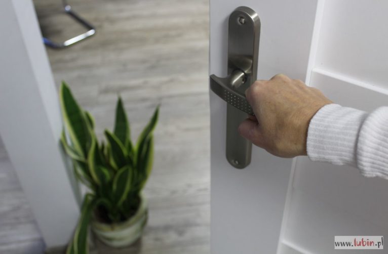 Młode kobiety okradły staruszka