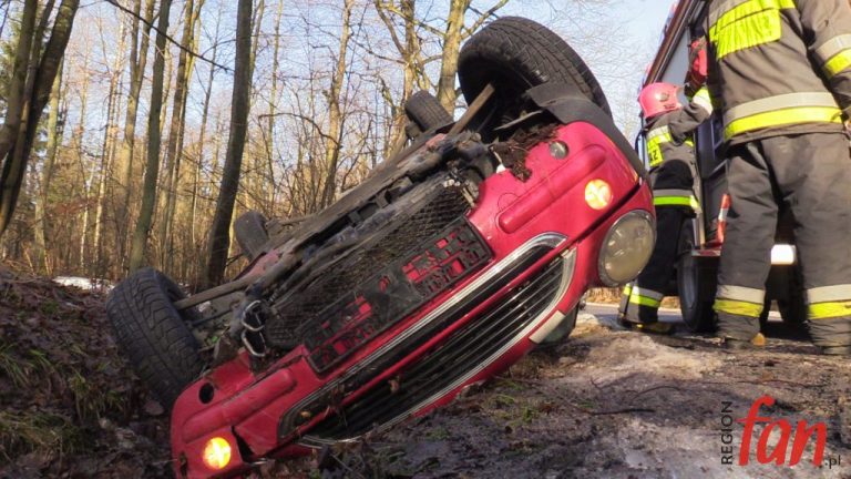 Mini cooper w rowie, kobieta w szpitalu (FOTO, WIDEO)