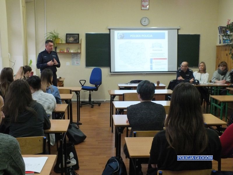 Głogowscy policjanci spotkali się z maturzystami