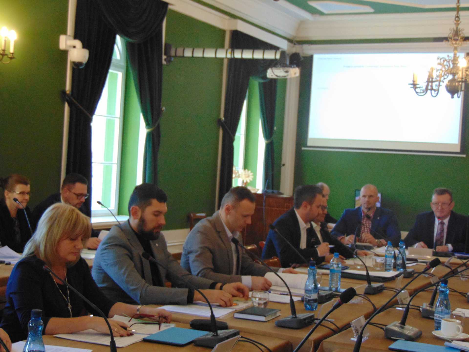 Władze Polkowic przekazały strażakom swoje służbowe auto