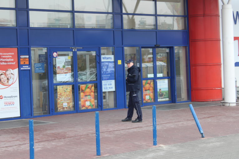 Fala fałszywych alarmów bombowych. Kto za nimi stoi?