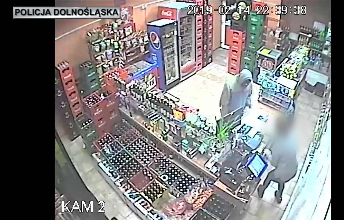 Napadł na sklepy, grożąc ekspedientce bronią. Jest już w areszcie (FOTO, WIDEO)