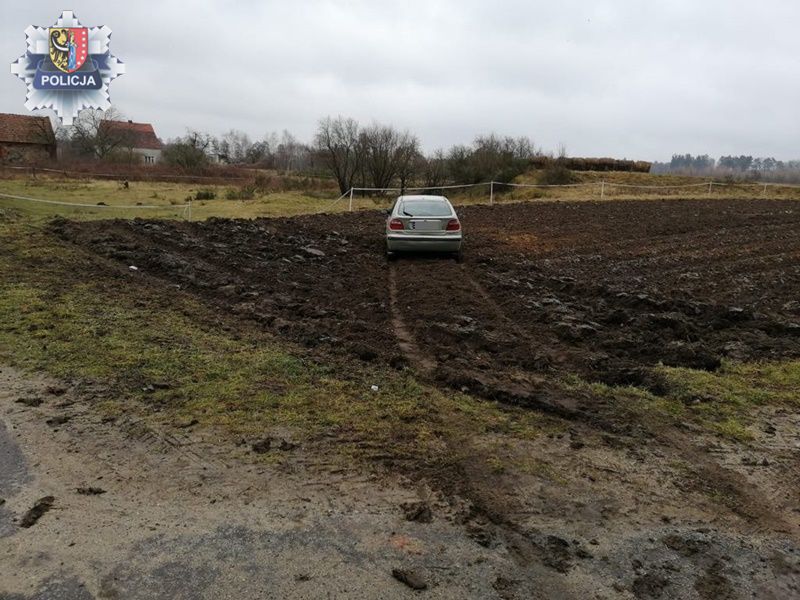 Na widok policjantów uciekł na pobliskie pole