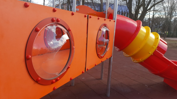 Kto uszkodził zestaw na placu zabaw?