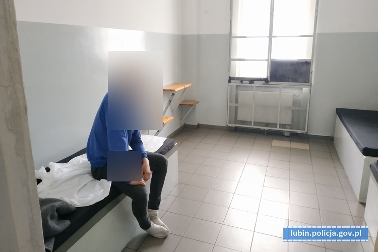 Pobił swoją partnerkę, teraz nie może się do niej zbliżać (WIDEO)