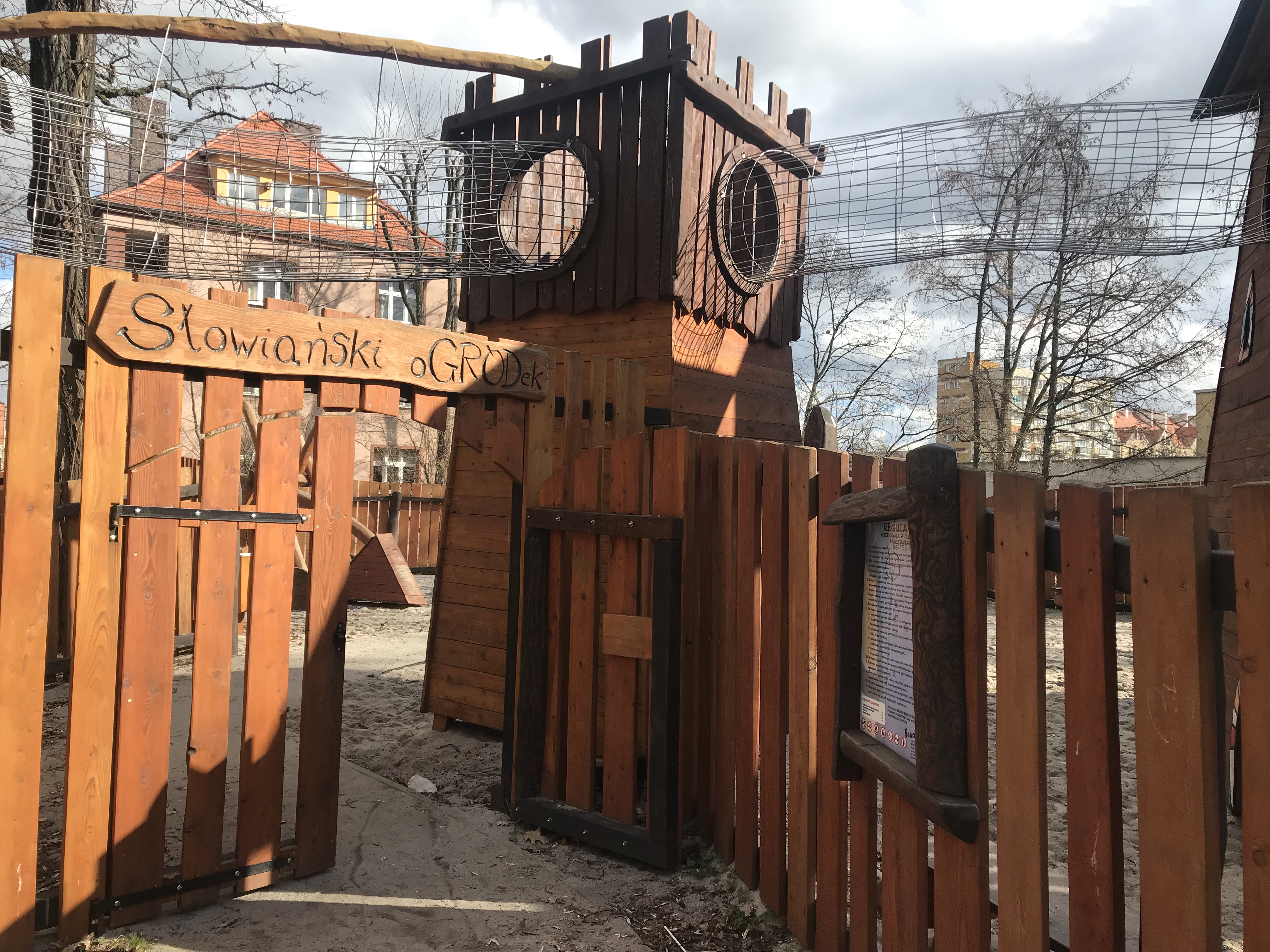 Zwłoki mężczyzny na placu zabaw