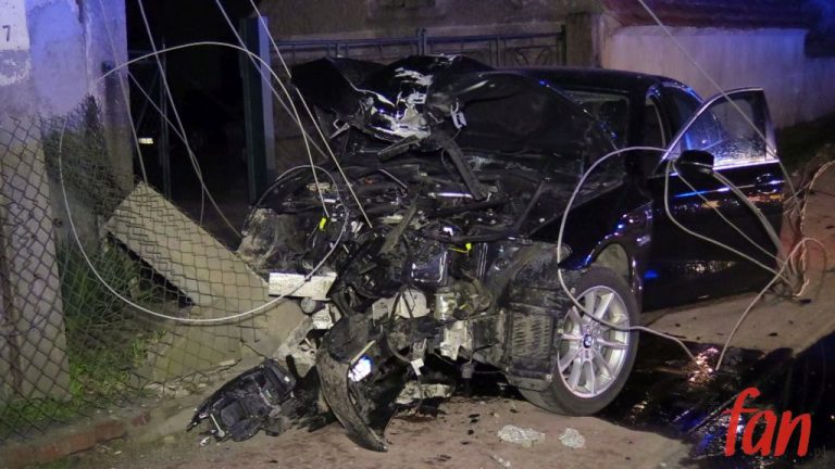 Rozpędzone bmw ścięło betonowy słup (FOTO, WIDEO)