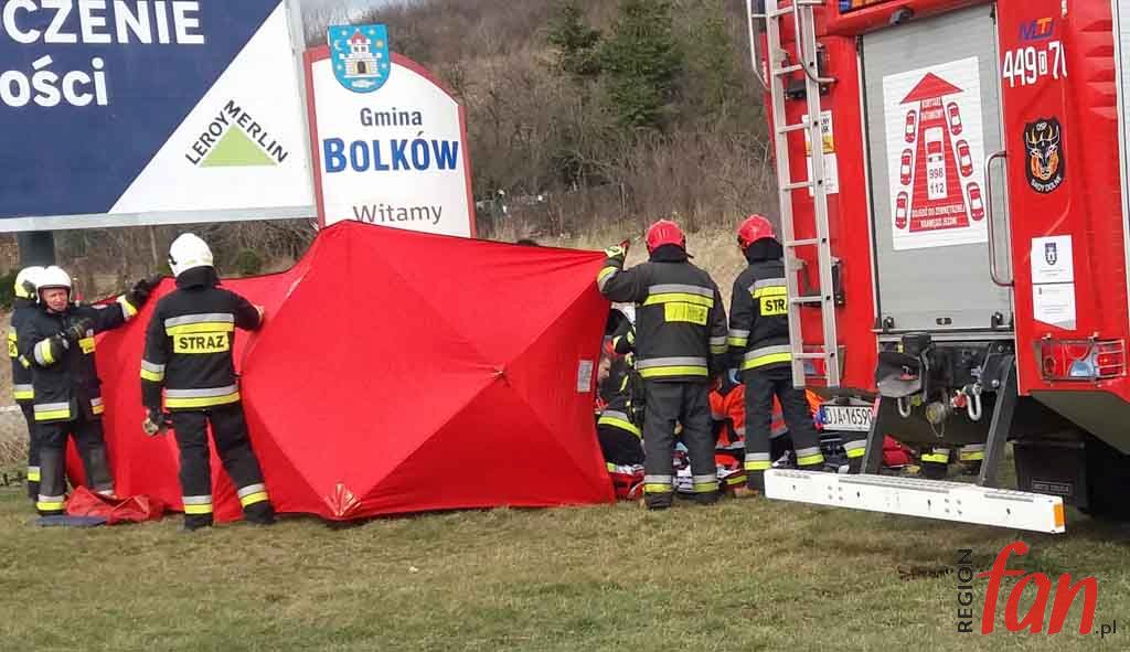 Zdarzenie osobówki z autobusem. Nie żyje 38-letni kierowca