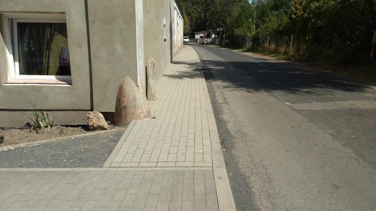 Chodnikowy absurd w Polkowicach (FOTO)