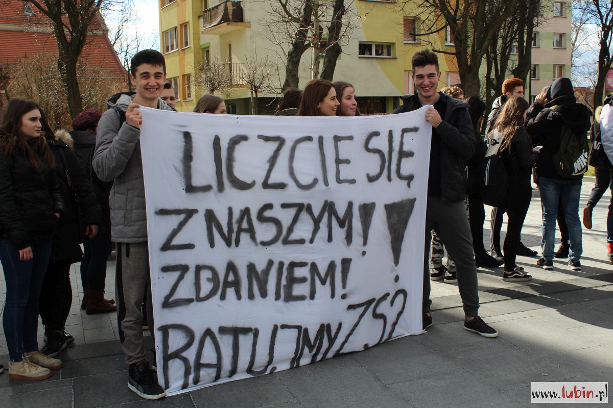 Nie chcą zmian w swoich szkołach, dlatego przeszli przez miasto (WIDEO, FOTO)