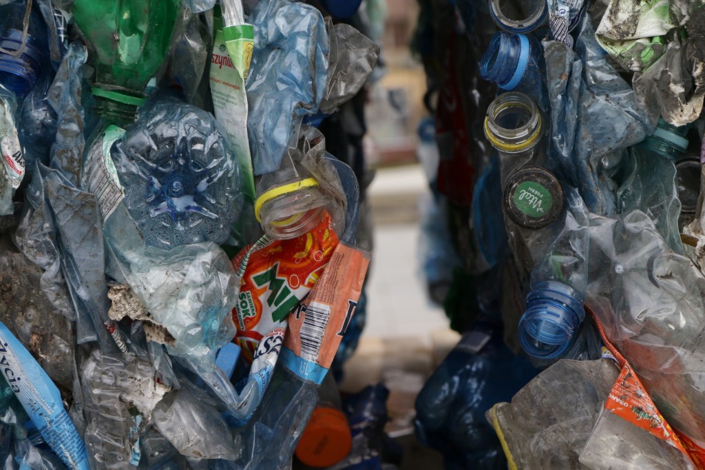 Legniczanki apelują: Firanka zamiast plastiku