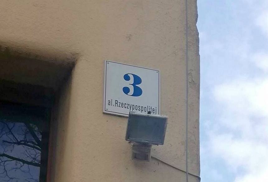 Straż miejska kontroluje posesje. Tabliczka albo grzywna