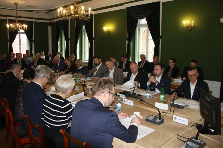 Debata o gminnej oświacie ze sporem o mównicę w tle