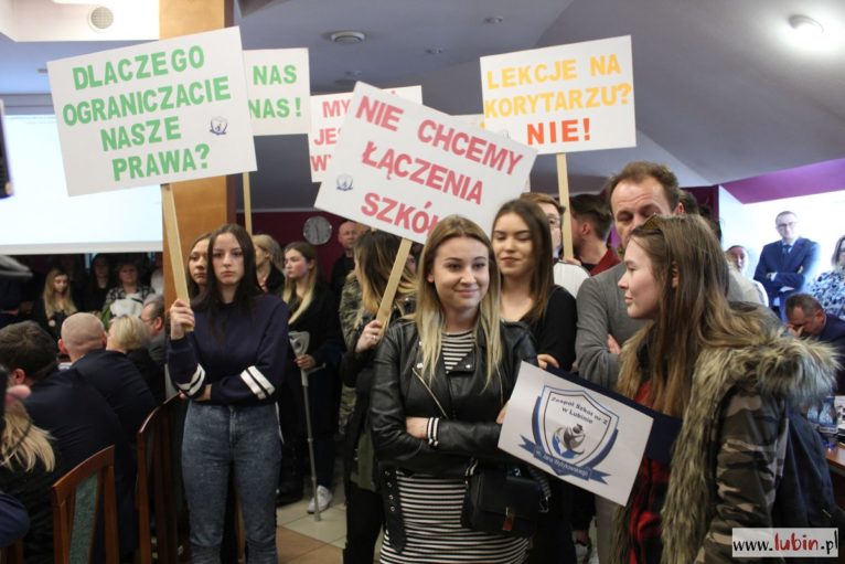 Zmiany w szkołach i gorąca sesja