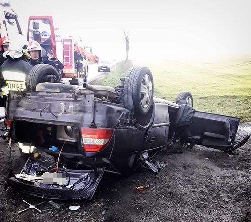 Dachowanie na wojewódzkiej. Trzy osoby w szpitalu
