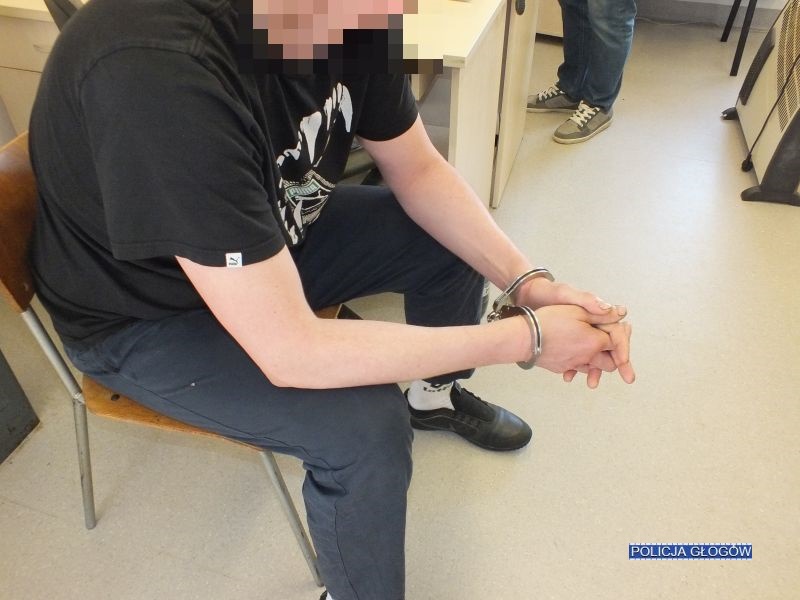 Wpadli przez porzucone auto i zgubiony telefon