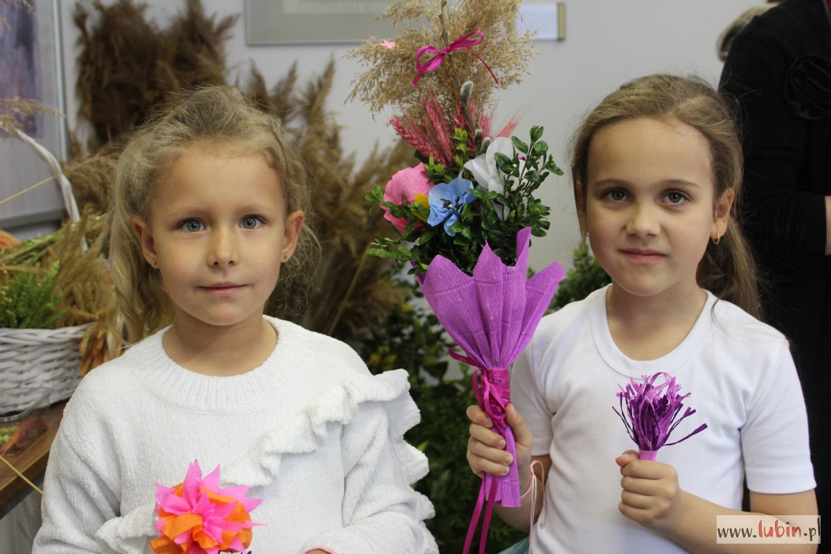 Kolorowe palmy i dekoracje wielkanocne