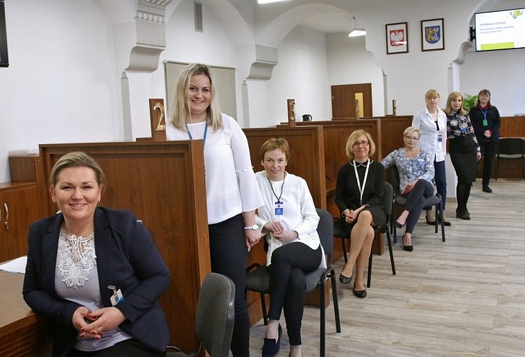 Urzędnicy czekają w nowym biurze obsługi