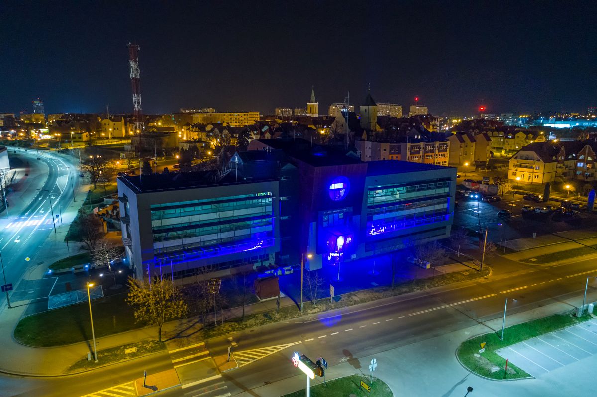 Zaświecili na niebiesko. Zdjęcia z lotu ptaka