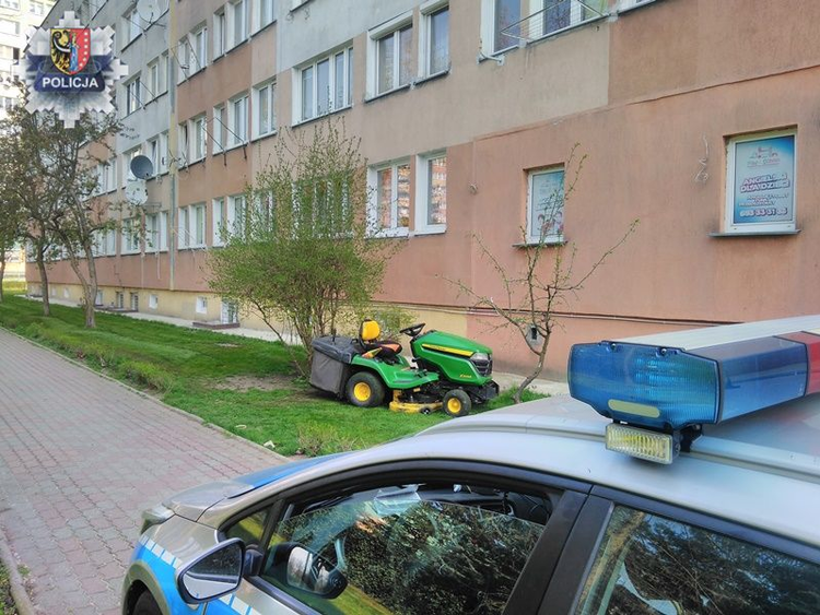 Kierowca kosiarki na „podwójnym gazie”